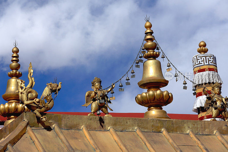 dhvaja -镀金莲花-makara-garuda在屋顶上。Jokhang-Lhasa-Tibet。1434